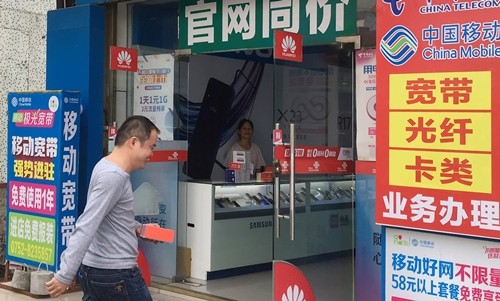 Một cửa hàng điện thoại tại Pinghai. Ảnh: Nikkei.