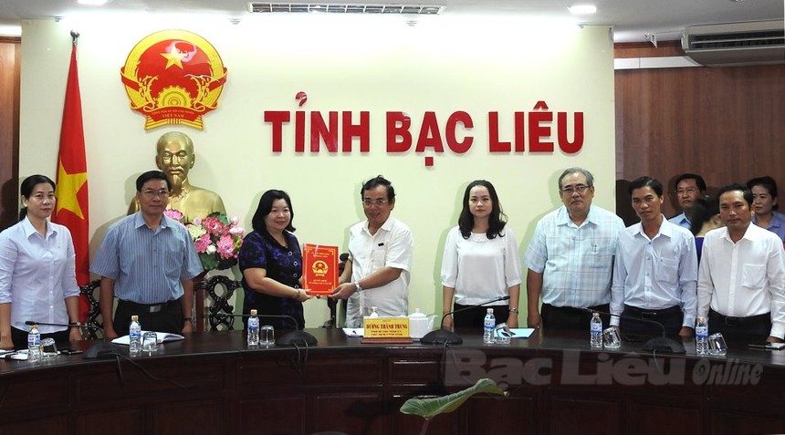 Chủ tịch UBND tỉnh Bạc Liêu Dương Thành Trung trao Quyết định cho lãnh đạo Sở VH-TT-TT&DL.