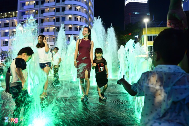 Đài phun nước trên phố đi bộ thu hút người dân tới vui chơi, chụp ảnh. Ảnh: Tùng Tin.
