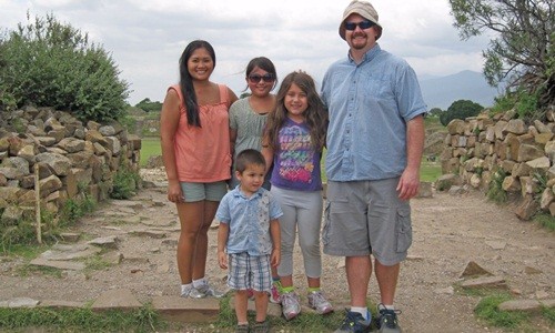 Gia đình anh McCurry trong một chuyến du lịch Mexico cách đây vài năm. Ảnh: Root of God.