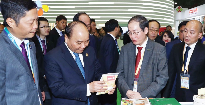 Thủ tướng Chính phủ Nguyễn Xuân Phúc và đoàn cấp cao Việt Nam thăm gian hàng của Hapro tại Hội chợ nhập khẩu quốc tế Trung Quốc 2018.