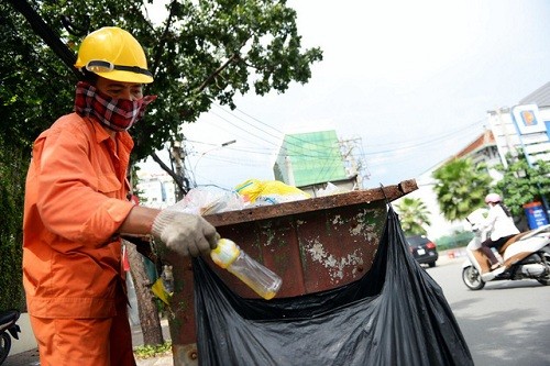 Nhân viên môi trường TP HCM phân loại rác sau khi thu gom. Ảnh: Hữu Khoa.
