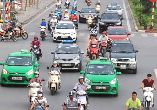 Hà Nội hiện có gần 100 doanh nghiệp taxi hoạt động với nhiều chủng loại xe, màu sơn khác nhau. Ảnh: Đoàn Loan.