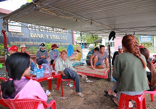 Người dân Đà Nẵng từng nhiều lần dựng lán trại yêu cầu nhà máy dừng hoạt động vì ô nhiễm. Ảnh: Nguyễn Đông.