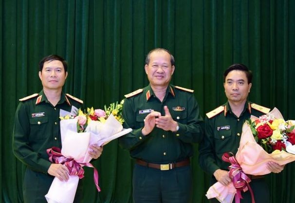 Thượng tướng Bế Xuân Trường chúc mừng Trung tướng Nguyễn Tân Cương và Thiếu tướng Nguyễn Doãn Anh được bổ nhiệm chức vụ mới. Ảnh QK4.