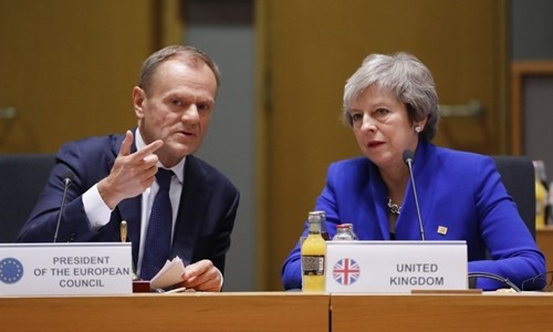 Thủ tướng Anh Theresa May (phải) và Chủ tịch Hội đồng châu Âu Donald Tusk tại cuộc họp ở Bỉ ngày 25/11. Ảnh: AFP.