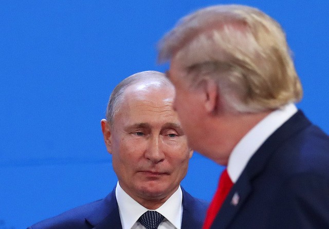 Tổng thống Trump và Tổng thống Putin chạm mặt trong nghi thức chụp ảnh chung tại hội nghị G20 ở Argentina. (Ảnh: Reuters).