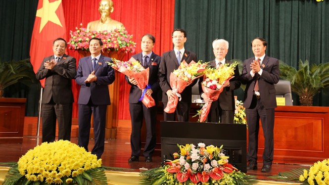 Lãnh đạo thành phố Hải Phòng tặng hoa chúc mừng những người được bầu bổ sung các chức danh.