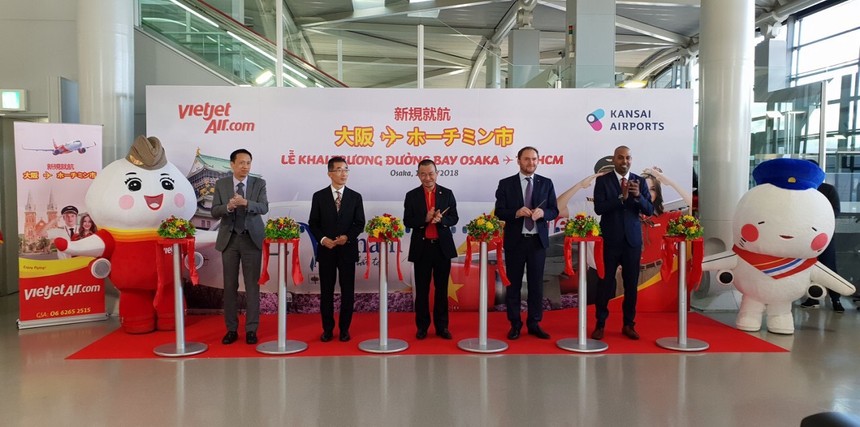 Giám đốc điều hành Lưu Đức Khánh và Phó Tổng giám đốc Nguyễn Thanh Sơn thực hiện nghi thức khai trương đường bay mới Tp. HCM – Osaka.