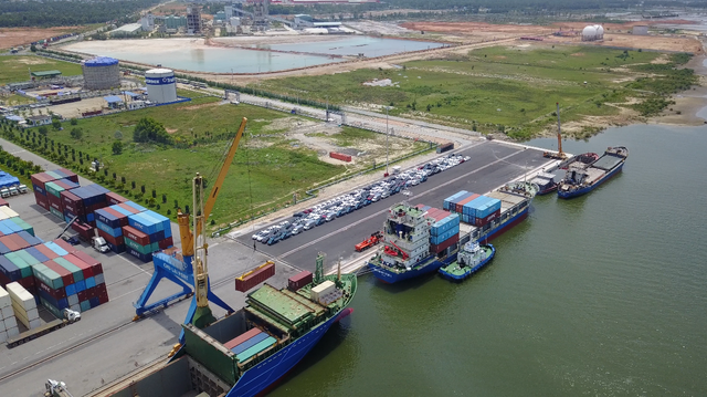 Cảng Chu Lai là đầu mối giao thông từ Khu KTM Chu Lai xuất nhập khẩu hàng hóa đi các nơi.