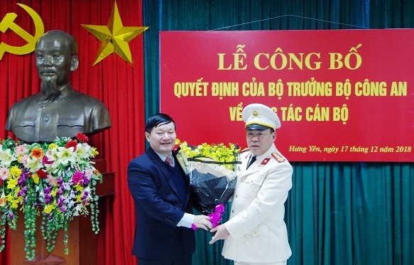 Chủ tịch UBND tỉnh Hưng Yên Nguyễn Văn Phóng chúc mừng Đại tá Nguyễn Xuân Hồng. 