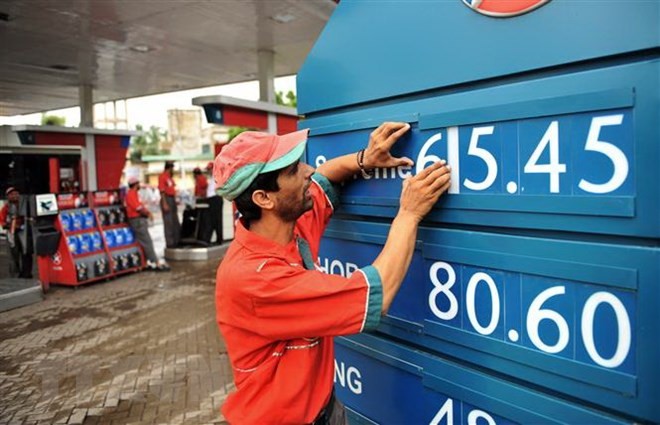 Điều chỉnh giá xăng dầu tại Karachi, Pakistan. (Nguồn: AFP/TTXVN).