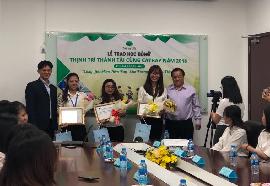 Cathay Life Việt Nam trao học bổng cho 34 sinh viên vượt khó