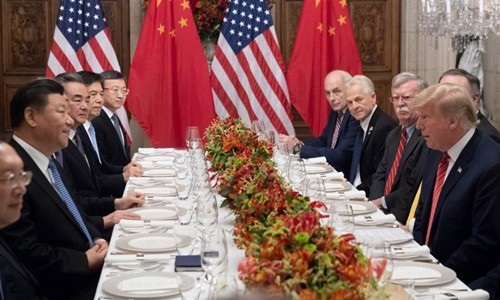 Phái đoàn của Tổng thống Mỹ Trump (phải) và Chủ tịch Trung Quốc Tập Cận Bình trong cuộc gặp bên lề G20 đầu tháng 12. Ảnh: AFP.
