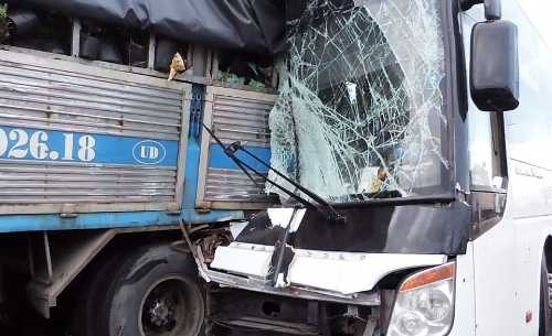 Hiện trường vụ tai nạn ôtô giường nằm tông xe tải tại Bình Thuận. Ảnh: Phan Thành.