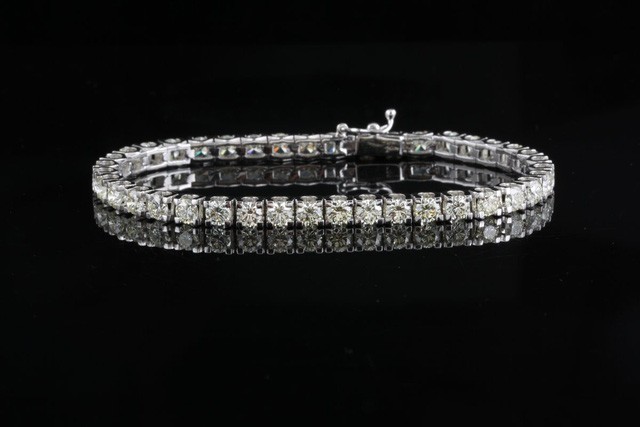 Định mua tặng vợ một chiếc vòng tay kim cương, người chồng bất ngờ nhận tới 48 chiếc y hệt. (Nguồn: Q13 Fox).