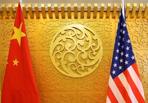 Quốc kỳ Mỹ (phải) và Trung Quốc được treo tại Bộ Giao thông Vận tải Trung Quốc ở Bắc Kinh trong chuyến thăm của Bộ trưởng Giao thông Mỹ Elaine Chao tháng 4/2018. Ảnh: Reuters.