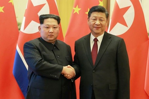 Tập Cận Bình (phải) và Kim Jong-un bắt tay trong chuyến thăm Bắc Kinh của lãnh đạo Triều Tiên tháng 3/2018. Ảnh: Reuters.
