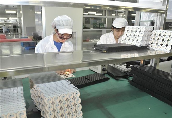 Công nhân làm việc trong một nhà máy ở Chiết Giang, Trung Quốc. (Ảnh: THX/TTXVN).