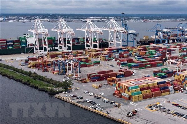 Bốc dỡ hàng tại cảng container ở Baltimore, Maryland (Mỹ). (Nguồn: AFP/TTXVN).