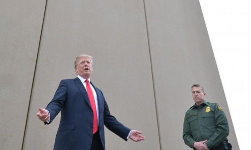 Ông Trump đến xem mô hình tường biên giới Mỹ - Mexico tại California tháng 3/2018. Ảnh:AFP.