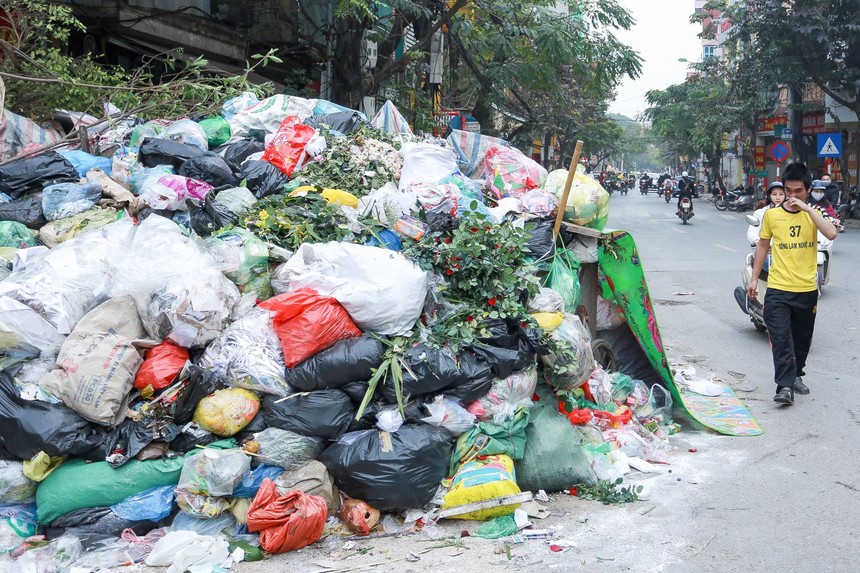 Mấy ngày qua, rác thải ùn ứ nhiều nơi trong nội thành Hà Nội. (Ảnh: Toàn Vũ).