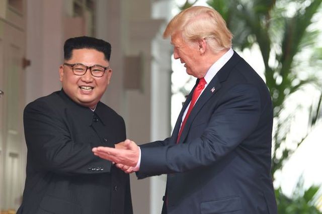 Tổng thống Donald Trump và nhà lãnh đạo Kim Jong-un gặp nhau tại Singapore năm 2018. (Ảnh: Getty).