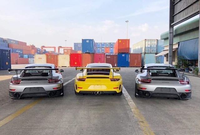 Siêu xe Porsche 911 GT2RS được nhập khẩu từ Đức về Việt Nam, trị giá khoảng hơn 20 tỷ đồng/chiếc.