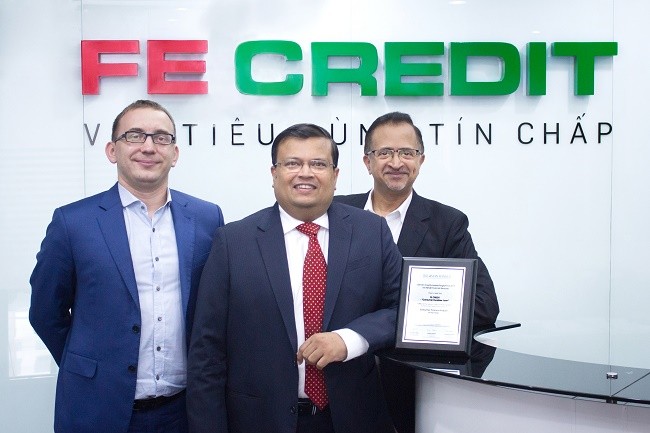CEO và các Giám đốc của FE CREDIT vui mừng nhận giải thưởng uy tín từ The Asian Banker. 