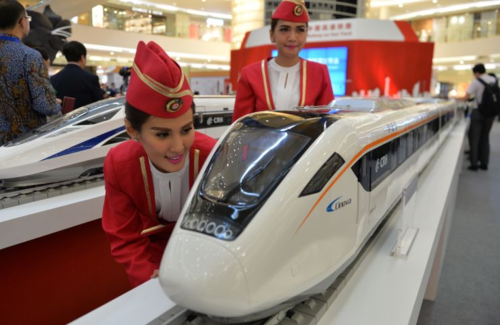 Mô hình tàu cao tốc của Trung Quốc triển lãm tại Jakarta (Indonesia). Ảnh:AFP.