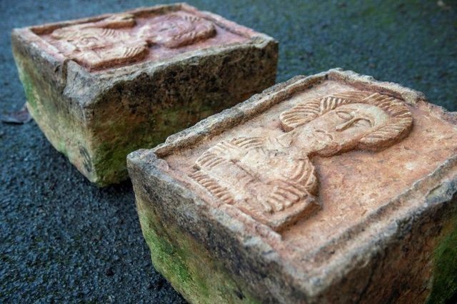 Hai tảng đá quý bị đánh cắp từ nhà thờ Santa Maria de Lara gần Burgos ở Tây Ban Nha hơn 1 thập kỷ trước.