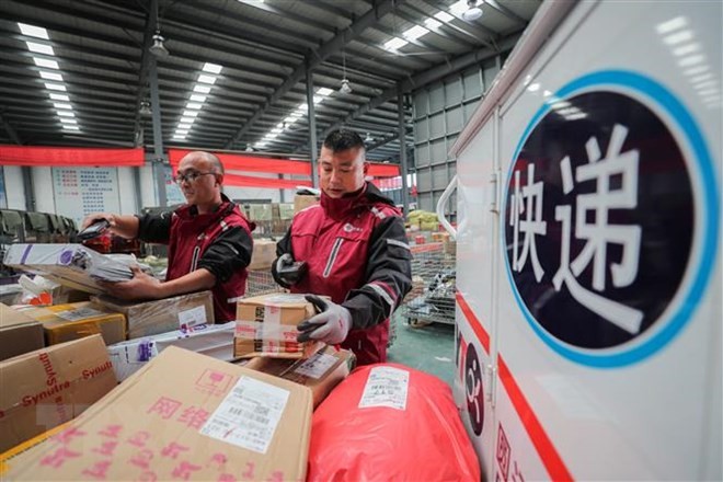 Nhân viên sắp xếp hàng hóa tại trung tâm phân phối thuộc một công ty chuyển phát tại Liên Vân Cảng, tỉnh Giang Tô, Trung Quốc trong ngày Độc thân 11/11/2018. (Nguồn: THX/TTXVN)