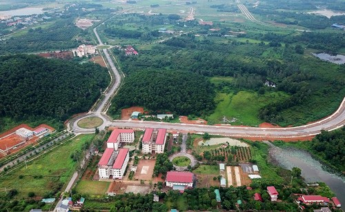 Khu Đại học Quốc gia Hà Nội tại Hòa Lạc rộng hơn 1.000 ha hiện còn nhiều diện tích đất trống, cỏ cây phủ đầy. Ảnh:Giang Huy.