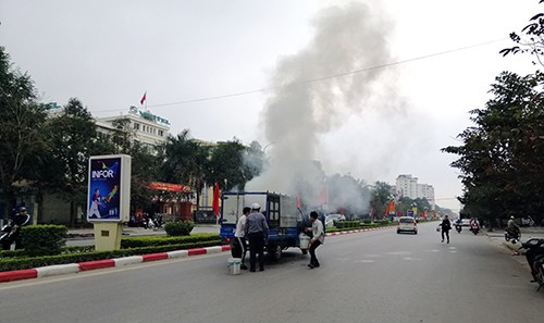 Xe tải cháy nghi ngút trên đại lộ Lê Lợi. Ảnh: Lam Sơn.