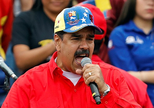 Tổng thống Venezuela Maduro phát biểu trước những người ủng hộ hôm 2/2 tại thủ đô Caracas. Ảnh: Reuters.