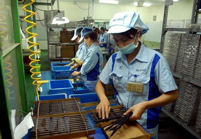 Dây chuyền sản xuất linh kiện cho các sản phẩm điện tử tại Công ty TNHH INOAC Viet Nam (vốn đầu tư của Nhật Bản), tại Khu công nghiệp Quang Minh (Hà Nội). (Ảnh: Danh Lam/TTXKN).