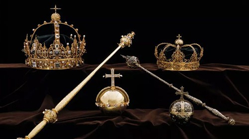 Hai chiếc vương miện của nhà vua và hoàng hậu Thụy Điển cùng một quả cầu cắm thánh giá đã bị đánh cắp. Ảnh: Swedish Police.