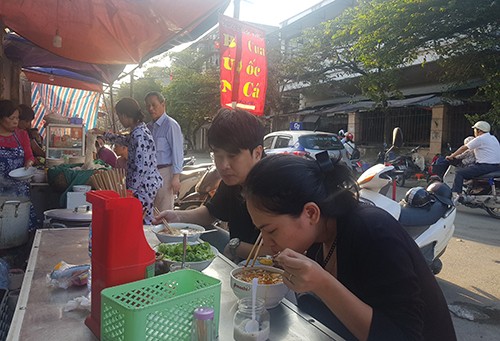 Một quán bún cá, riêu, ốc mở cửa từ ngày mùng 2 Tết tại Hà Nội. Ảnh:Nguyễn Hà.