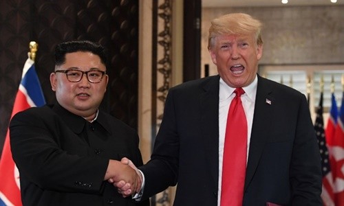 Tổng thống Mỹ Trump (phải) và lãnh đạo Triều Tiên Kim Jong-un tại Singapore tháng 6/2018. Ảnh: AFP.