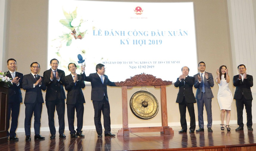 Ông Nguyễn Thành Phong, Chủ tịch UBND TP. HCM gõ cồng khai trương phiên giao dịch đầu năm Kỷ Hợi tại HOSE