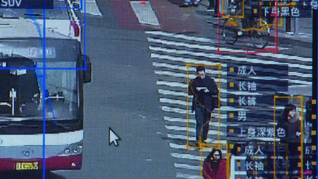 Camera giám sát và nhận diện khuôn mặt người lưu hành trên đường tại Trung Quốc.