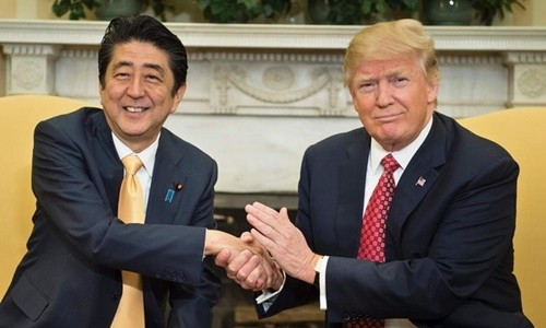 Tổng thống Mỹ Trump (phải) và Thủ tướng Nhật Shinzo Abe tại Nhà Trắng năm 2017. Ảnh: AFP.