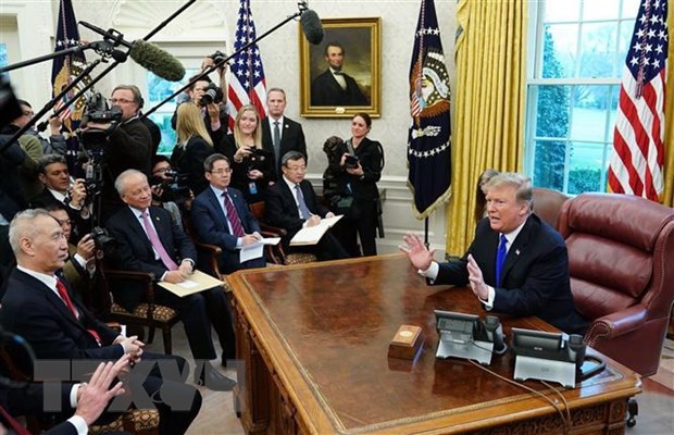 Tổng thống Mỹ Donald Trump (phải) trong cuộc gặp với Phó Thủ tướng Trung Quốc Lưu Hạc (trái) tại Washington, DC, Mỹ, ngày 22/2. (Nguồn: AFP/TTXVN).