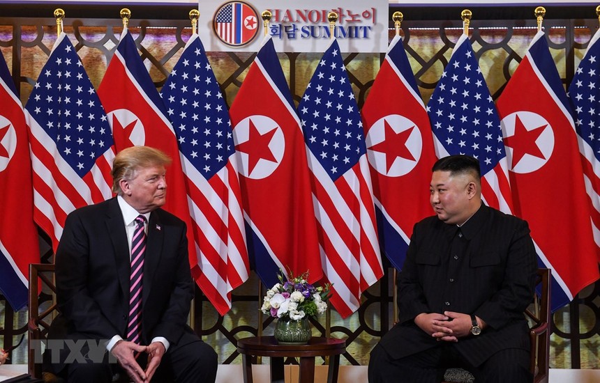 Tổng thống Mỹ Donald Trump (trái) và Chủ tịch Triều Tiên Kim Jong-un trong cuộc gặp đầu tiên tại Hội nghị thượng đỉnh Mỹ-Triều lần thứ hai tại Hà Nội ngày 27/2/2019. (Ảnh: AFP/TTXVN).