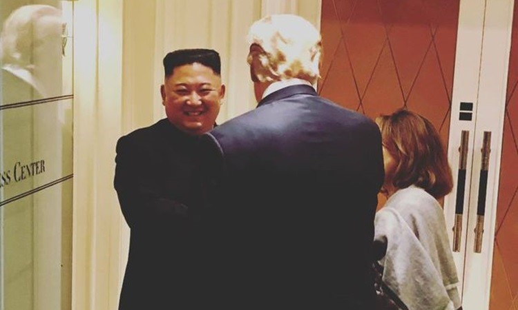 Chủ tịch Kim Jong-un tươi cười khi tạm biệt Tổng thống Trump. Ảnh: Instagram.