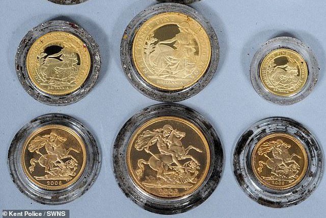 Tổng cộng có 9 đồng xu có kích cỡ và mệnh giá khác nhau đã được tìm thấy ở một khu vực gần Lâu đài Allington vào ngày 19/11.