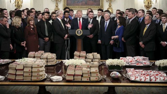 Tổng thống Trump mở tiệc ăn nhanh tại Nhà Trắng để mời đội bóng. (Ảnh: Getty)
