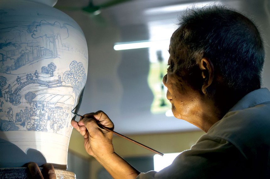 Một nghệ nhân vẽ sản phẩm gốm Chu Đậu.