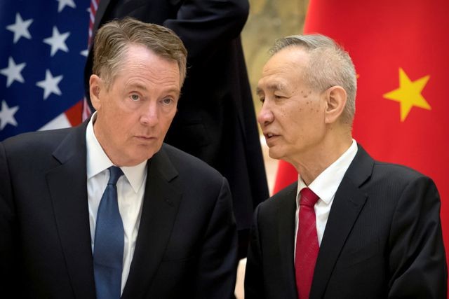 Phó Thủ tướng Trung Quốc Lưu Hạc (phải) và Đại diện Thương mại Mỹ Robert Lighthizer  (Ảnh: Reuters).