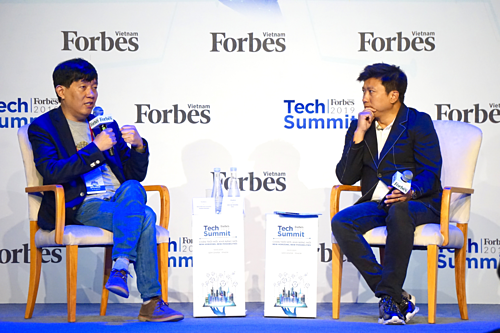Ông Lee Jea-Woong - CEO SoCar (cầm mic, bên trái) và ông Nguyễn Bảo Hoàng - Chủ tịch Phoenix Holdings. Ảnh: Viễn Thông.